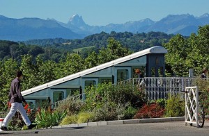Depuis le boulevard des Pyrénées de Pau, le funiculaire et le Pic du Midi d'Ossau